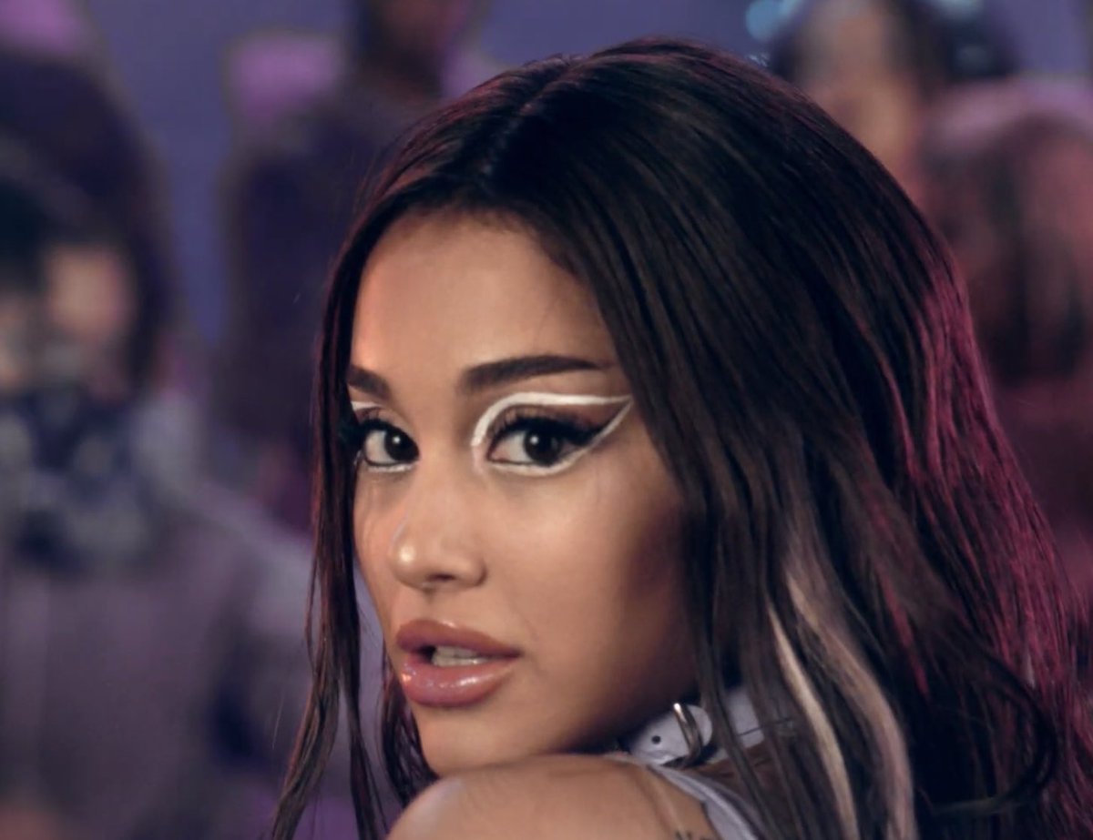 L'eyeliner bianco di Ariana Grande in “Rain on me” è già un trend
